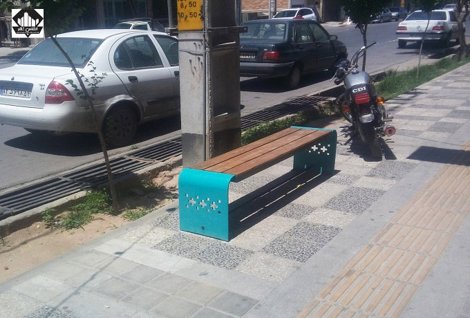 نصب مبلمان شهری در پیاده‌رو